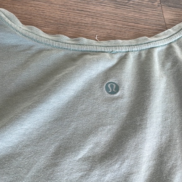 Lululemon T Shirt V Neck Size Medium (M) Pastel Blue Turquoise - Picture 4 of 5